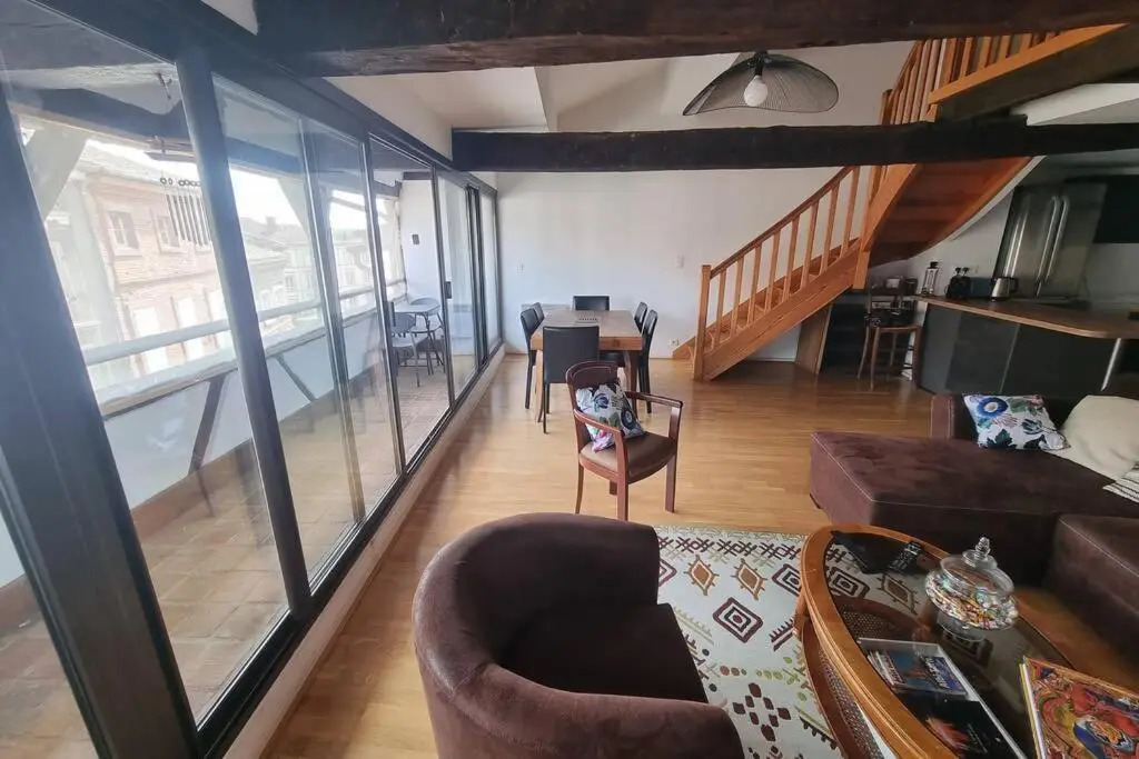 Appartement exceptionnel 4 étoiles hyper centre Albi 65 m2 au 4ème étage sans ascenseur avec une tour du 12ème siècle