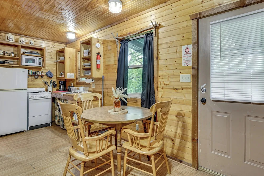 'cedar Falls Cabin 5': 1/2 Mile to Turner Falls