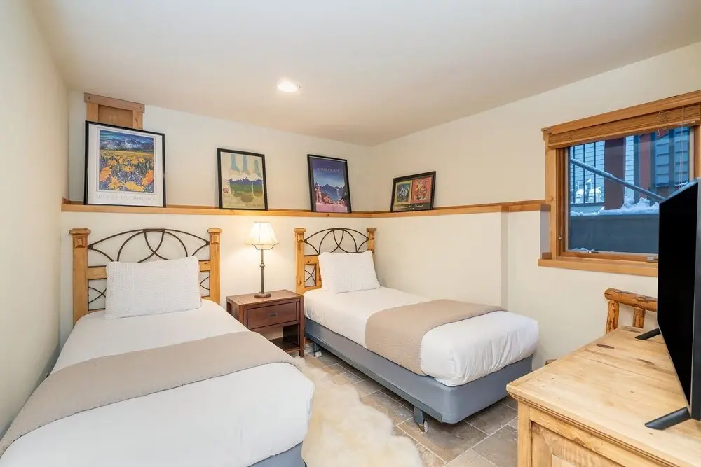 2-min Walk To Lift 7, Shuttle To Gondola! Hot Tub + Fireplace 3 Bedroom Condo by RedAwning