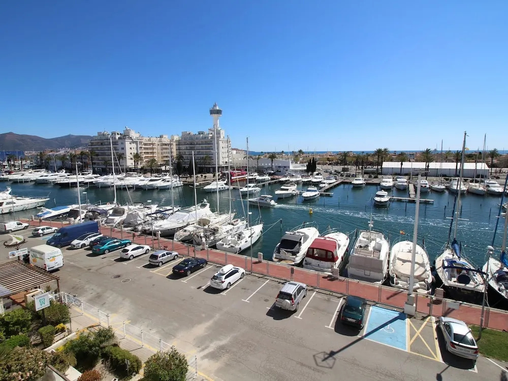 Bright Apartment With Lift and View of the Harbor and the sea for 3 People