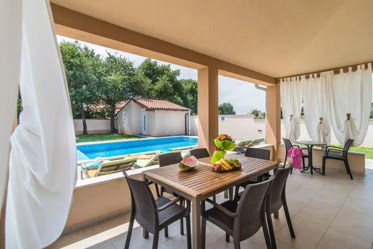 Modern villa at 2km from the sea, with private pool