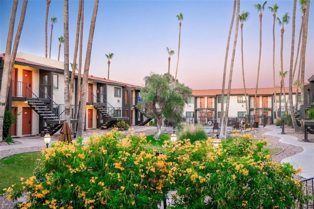 213 Fully Furnished 1BR Suite-Outdoor Pool! by RedAwning