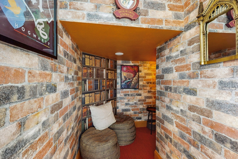 Beautiful Home With Private Pool, Game Room and Basketball Court