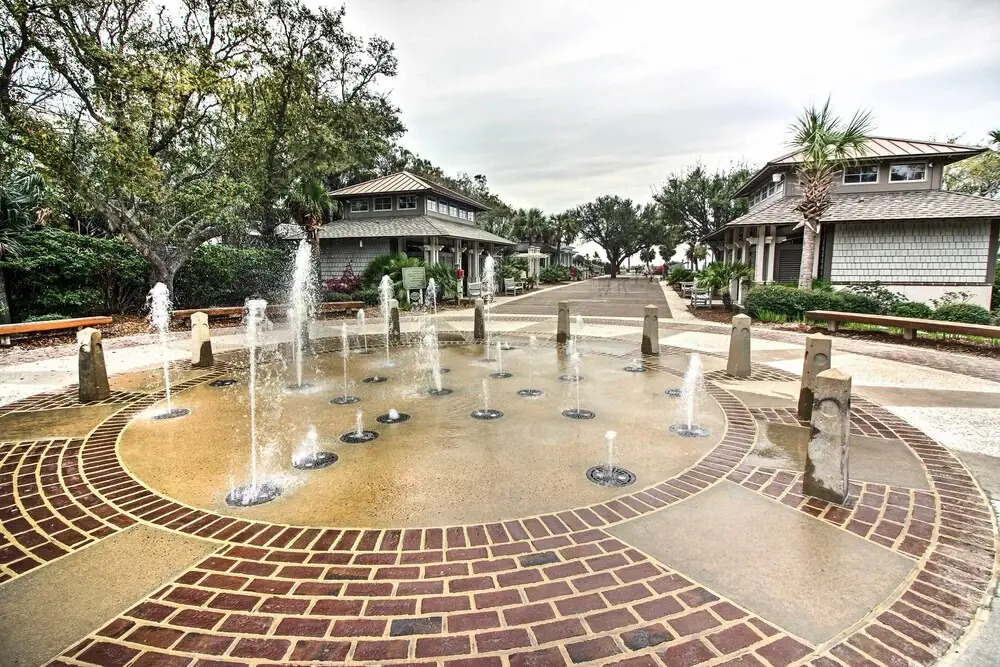 Hilton Head Condo w/ Covered Balcony + Pool Access