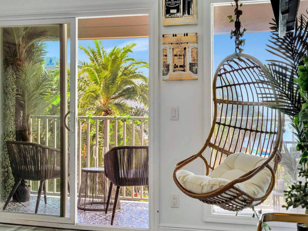 The Palm Exclusive Tropical Luxury on the Water