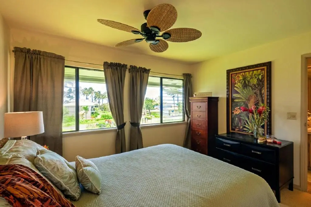 Alii Kai 8H-top floor corner, ocean view, pool, hot tub, BBQ, free parking