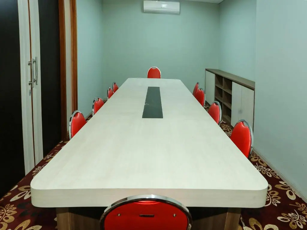 Super OYO Townhouse OAK Hotel Fiducia Pondok Gede