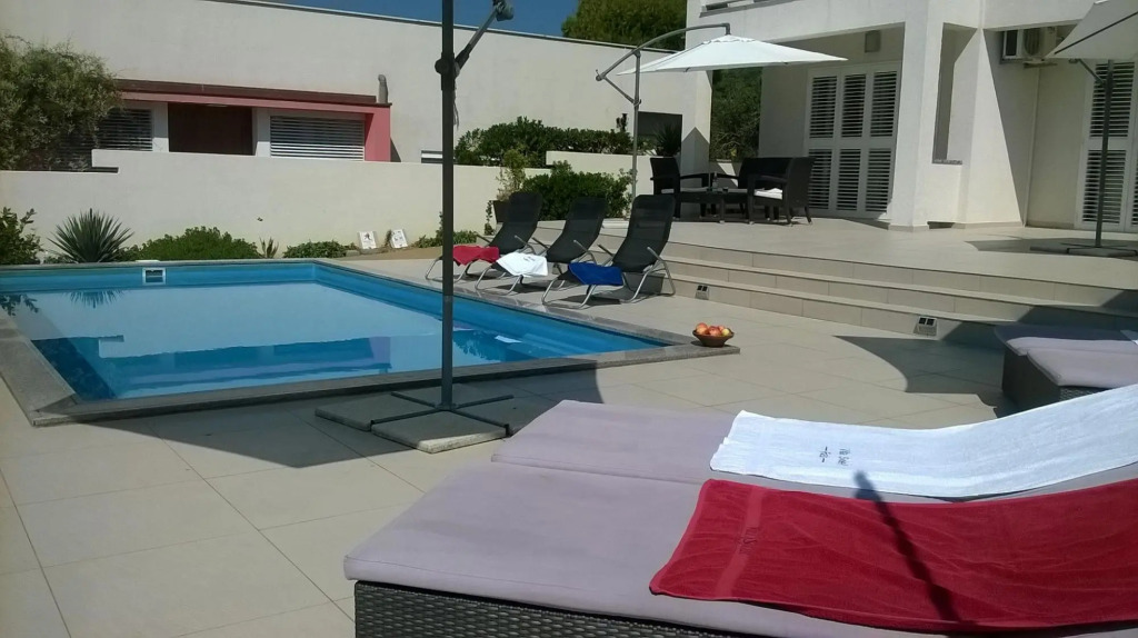 Markle - swimming pool and sunbeds - A5(2+2)