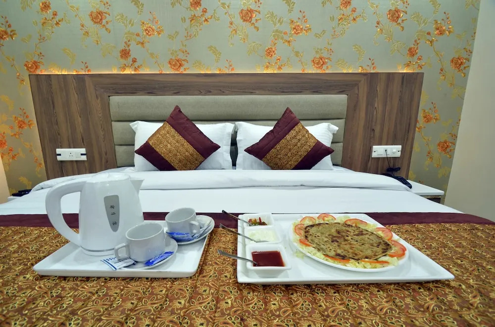 OYO 8666 Hotel The Queen