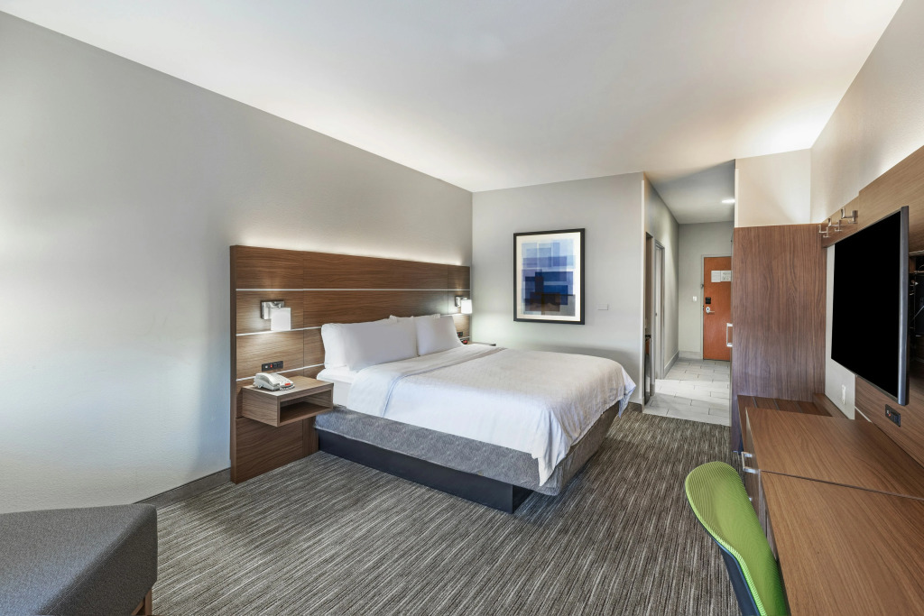 Holiday Inn Express and Suites Pryor by IHG