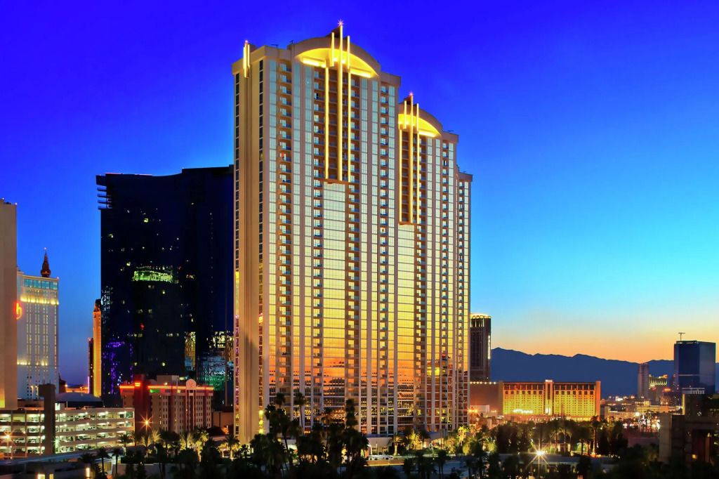 888 Two Bedroom Three Bath Suite at Signature Condo Hotel