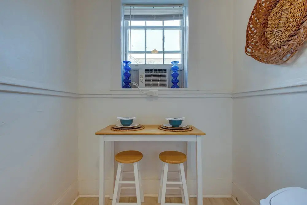 Walkable Savannah Escape in Historic District!
