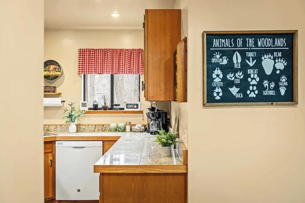 Atlas Point Lodge by Avantstay Hot Tub + Sauna + Kayaks Pet-friendly Cabin Lake Access