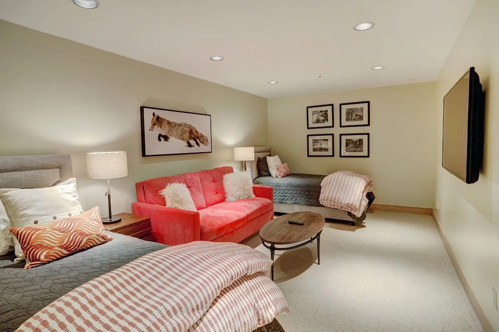 Slopeside Living - 3br 4ba At Pines Lodge 3 Bedroom Condo by RedAwning