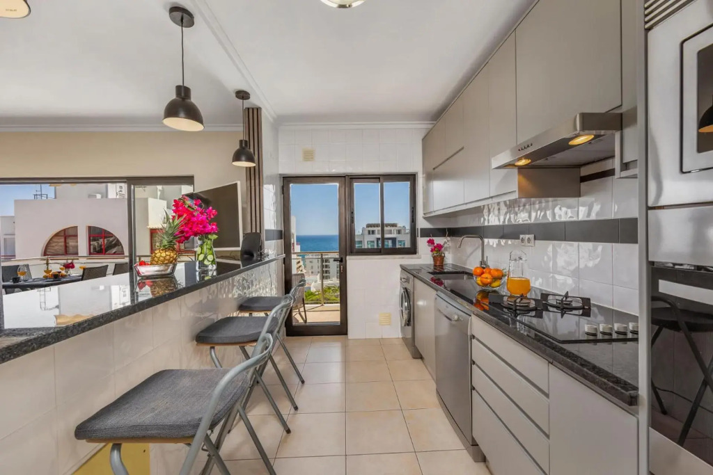 Central Penthouse Apartment w Seaview