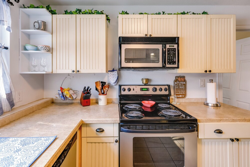 2 Mi to Dtwn: Cozy Getaway in Fairbanks!