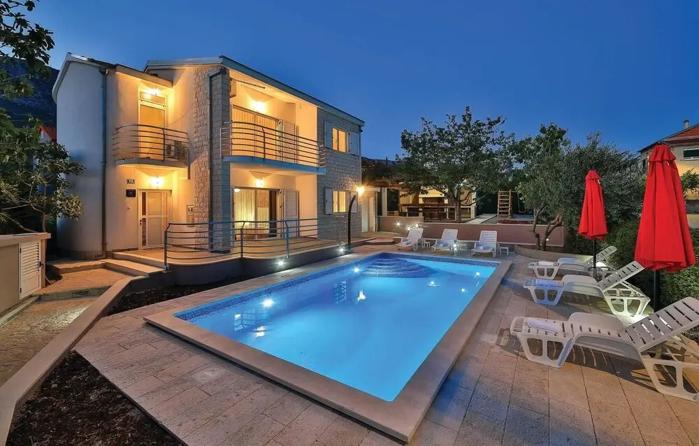 Four-Bedroom Holiday Home In Kastel Gomilica