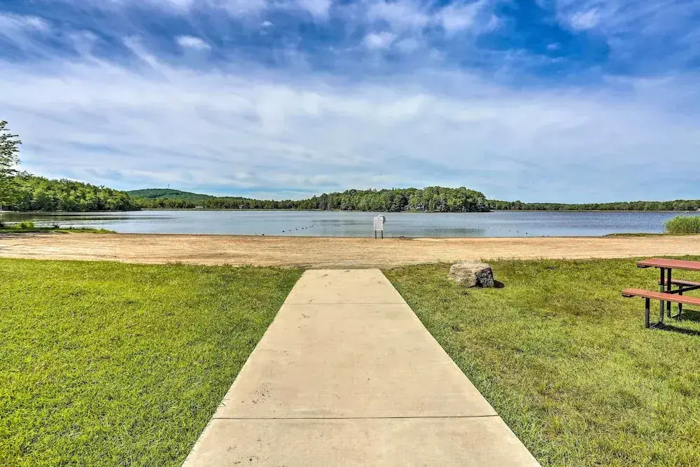 Lake Access & Decks: Pet-friendly Poconos Cabin!