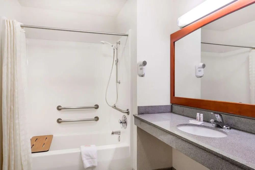 Creekside Inn & Suites