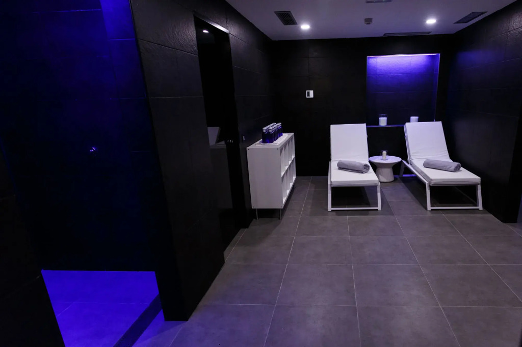 Seven Hotel & Wellness - Gay Men Only