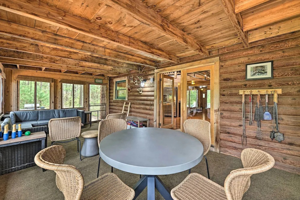 Luxe Riverfront Lodge: Group Wine and Ski Retreats