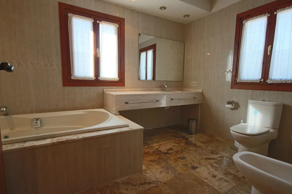 Private 4-bedroom Villa w/ Pool, Summer Kitchen & Expansive Living Space