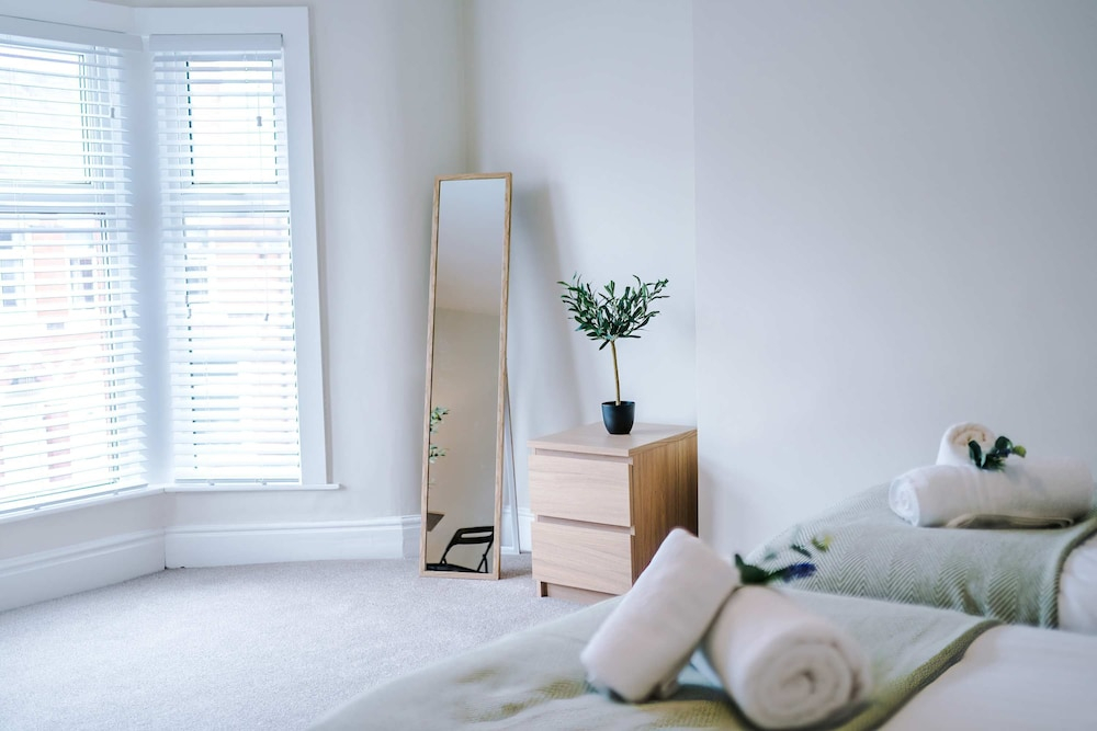 Spacious Home Ideal for Professionals Sleeps 8