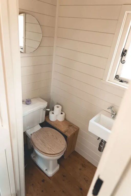 Dog Friendly Shepherd's Hut, Perfect for Couples