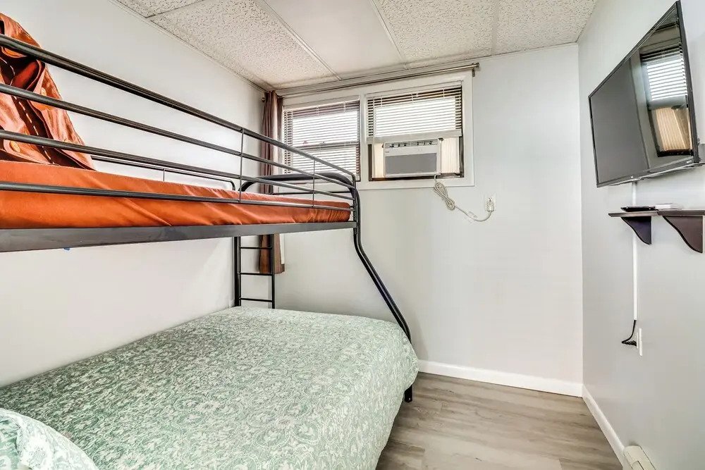 Cozy Keansburg Cottage: Walk to Beach & Boardwalk!