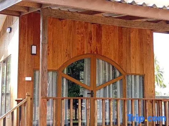Wood Cabin by the bay, Awnon Beach at Time Travel Club