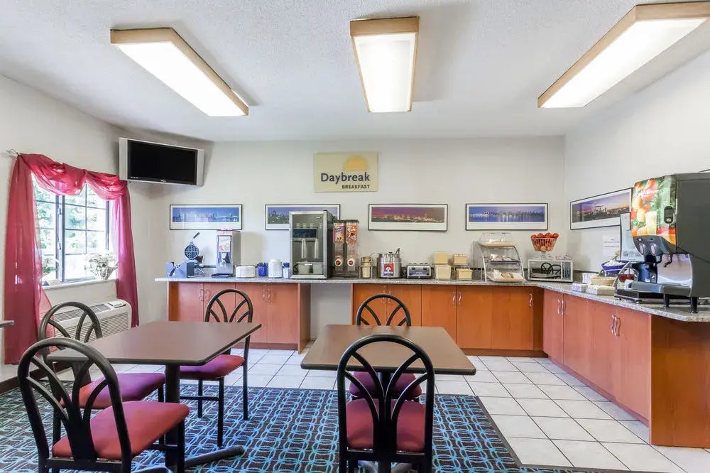 Days Inn & Suites Cambridge