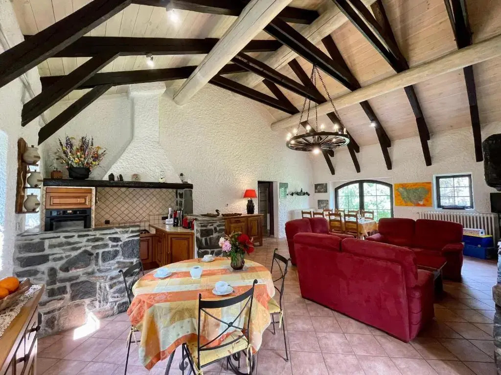 Maison isolée, au cœur des volcans, terrain clos, jeux, confort, cheminée, proche forêts et villages. - FR-1-582-285