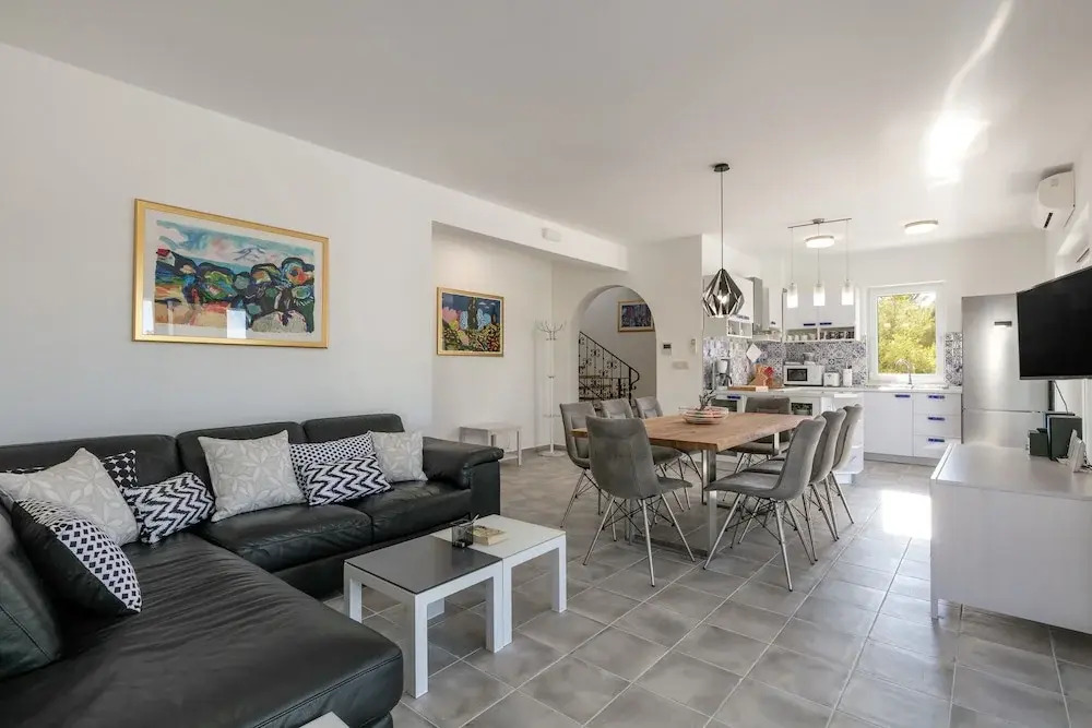 Villa Makarac - Heated Pool, Beach 140m & Kids Playground I Brač