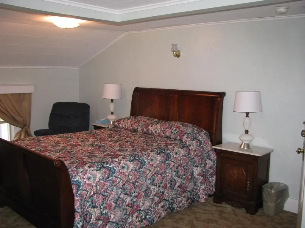 The Colonial Inn & Creamery