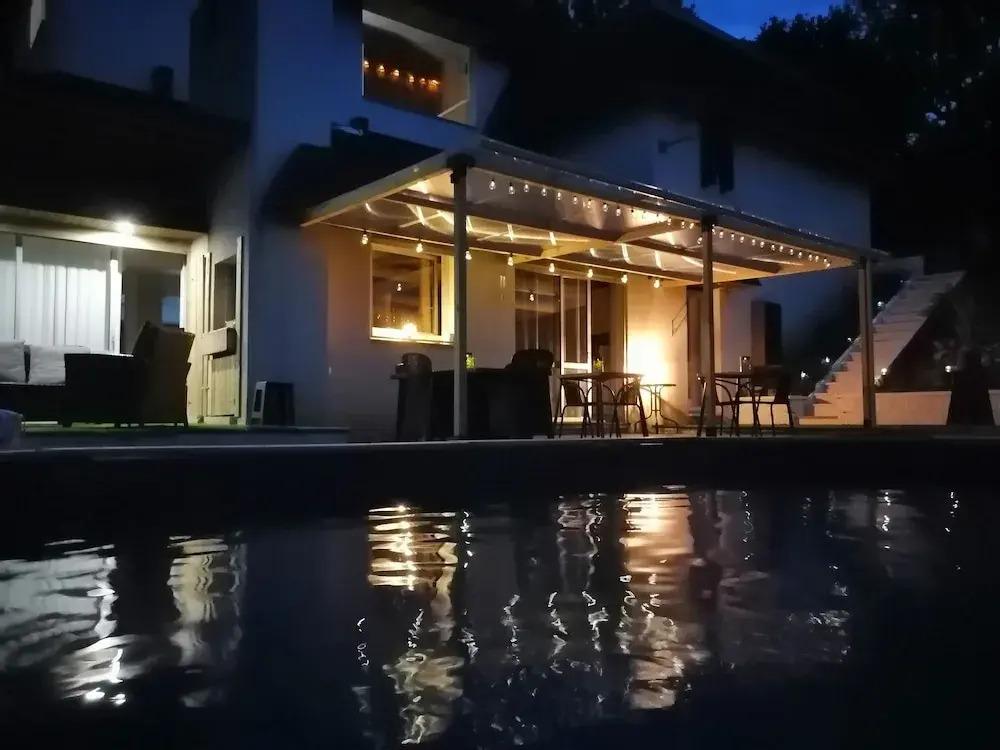 LAPAUSEDEGOUT piscine chambres climatisées terrasse table dhôtes