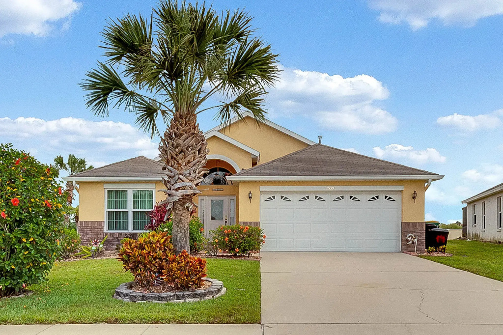 IC2539OL - 4 beds pool home - Water view