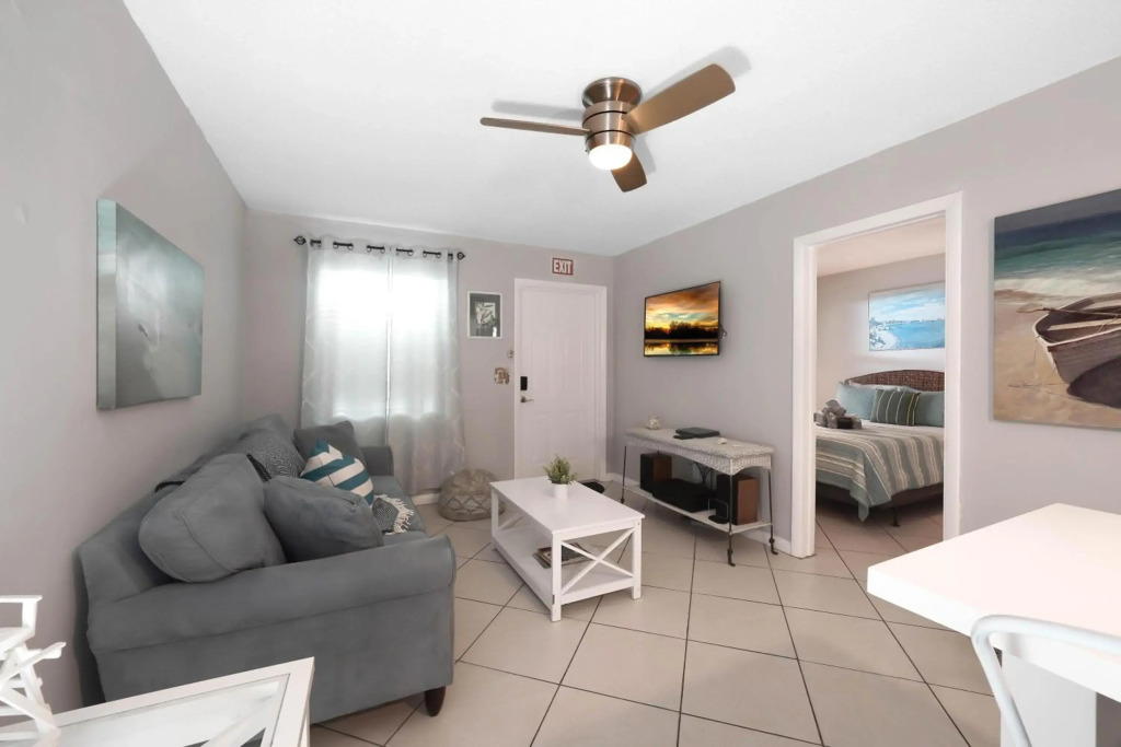 21 apartment 1 blk from beach unit 3