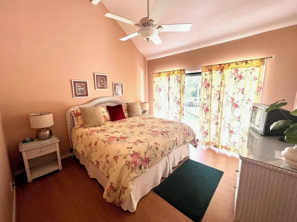 Top Floor Private Villa Close to Everything Amenity Cards Available 1819