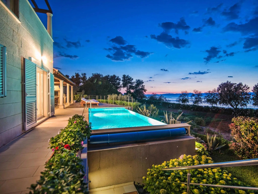 Beautiful Villa on the Island of Brac With Infinity Pool, Beach at 30 Meters