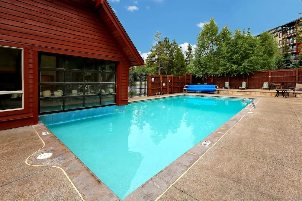 Pine Ridge 7e - Ski-in / Ski-out 3 Bedroom Condo by RedAwning