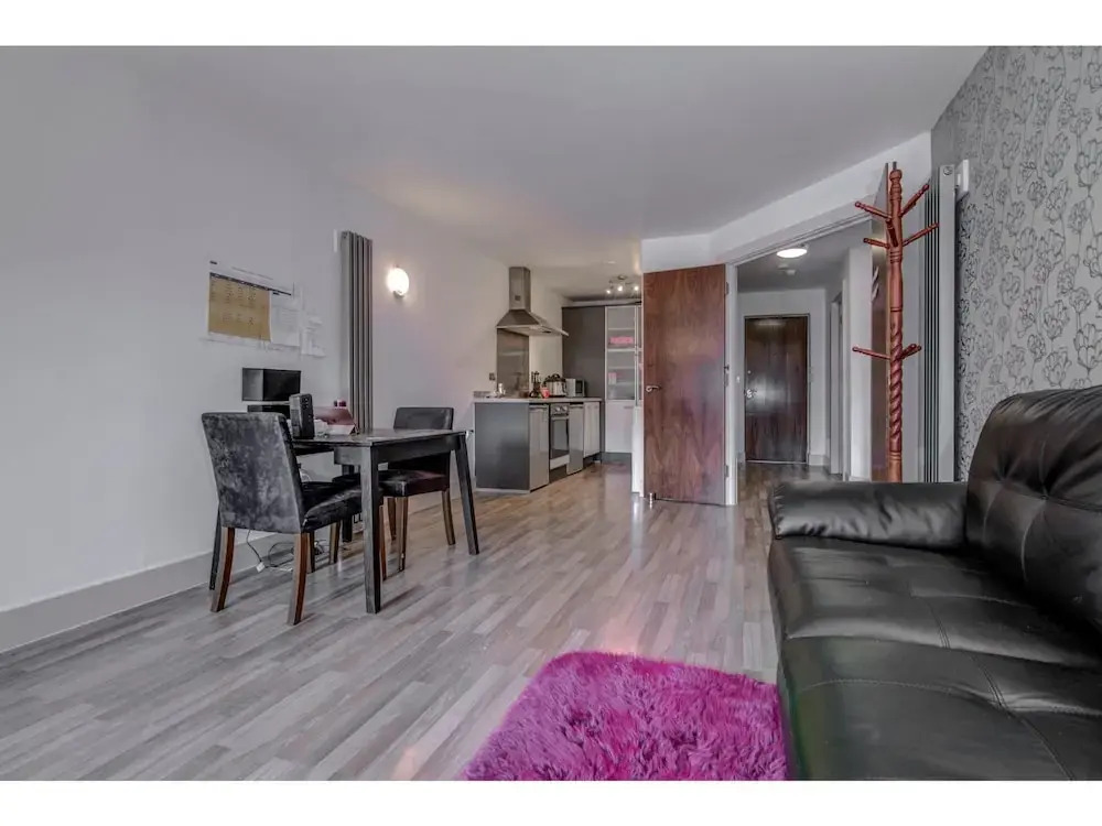 Modern, Spacious 1BR Central Manchester Flat for 2