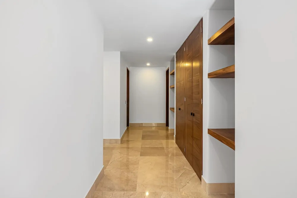 Luxurious 6th-floor Condo With Pool, Oceanfront Balcony & Water View