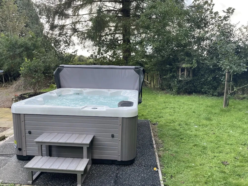 Country Cottage Sleeps 6 w Hot Tub & Dog-Friendly