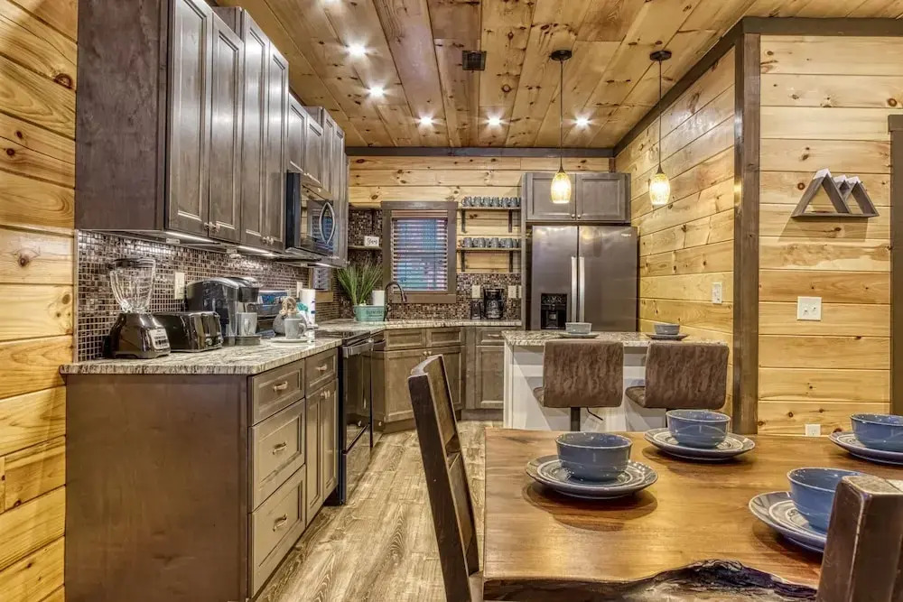 ERN823 - EAGLE FALLS - GREAT LOCATION WITH PRIVATE HEATED INDOOR POOL! CLOSE TO TOWN! cabin