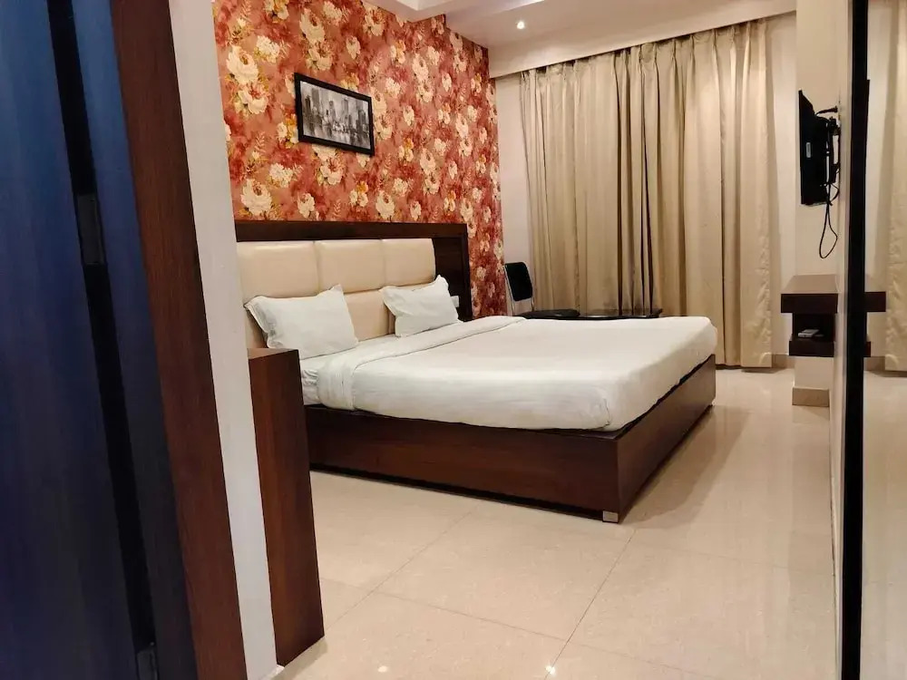 Hotel Golden Crown - 600m to Kashi Vishwanath Temple