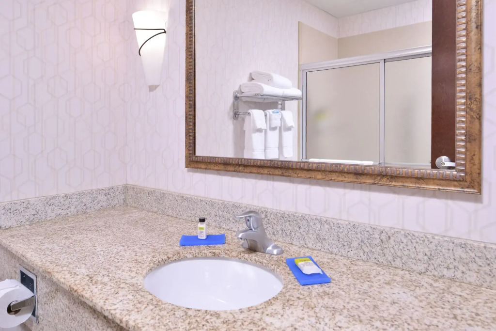 Holiday Inn Express & Suites Pittsburg by IHG