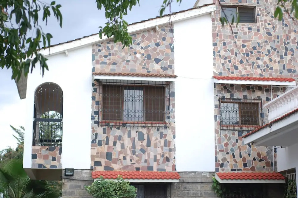 Tisa Suites & Lounge