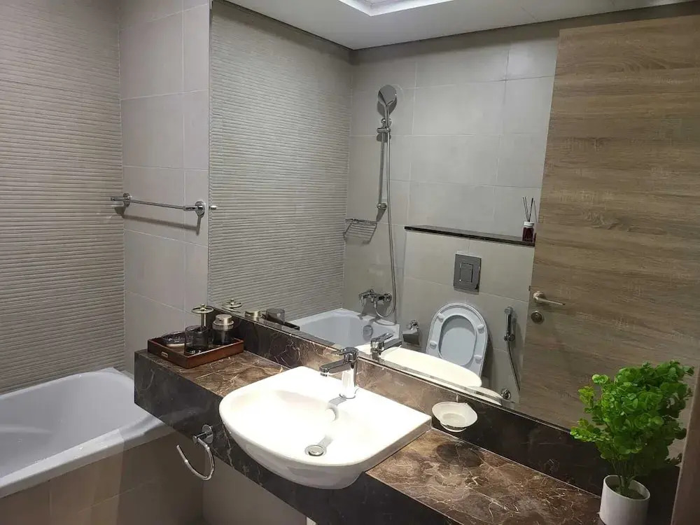 B411 Furnished Apartment With Maidroom