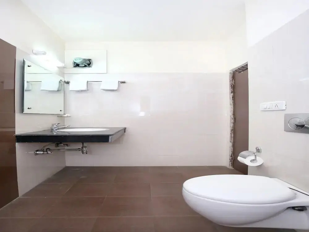 OYO 12989 White Diamond Hotel