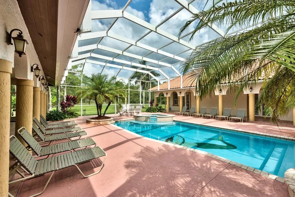 Knickerbocker Estate: Elegant 9-BR Getaway in Naples. Enjoy Private Pool, Outdoor Dining, and Expansive Grounds, Experience Tranquility with Easy Access to Naples' Best